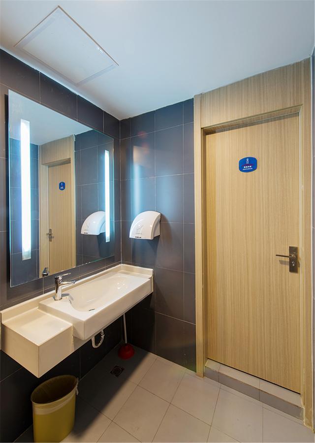 Hanting Chuansha East Gaoke Road Hotel 2*